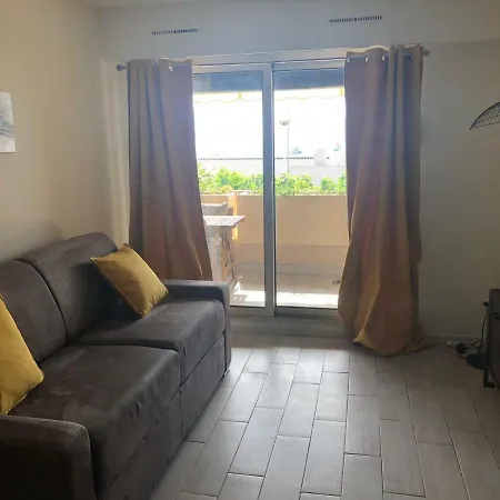 דירה T2 Dans Avec Acces Direct A La *